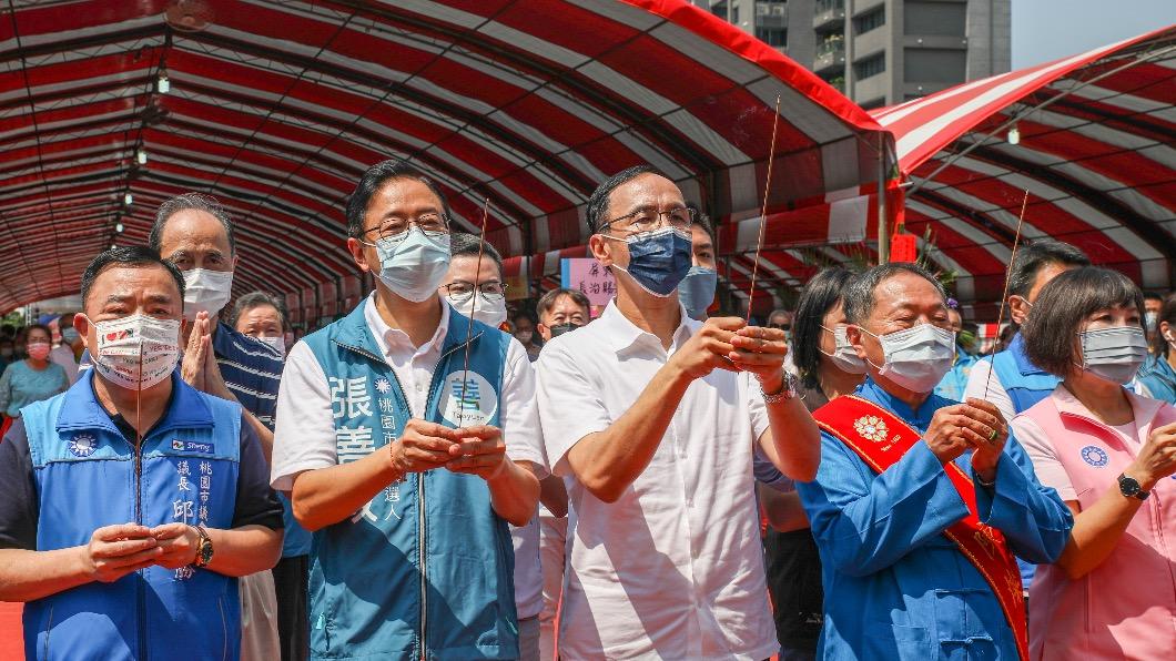 國民黨桃園市長參選人張善政與黨主席朱立倫同匡。(圖/國民黨提供)