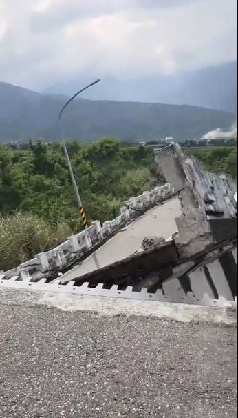 橋面擠壓變形。(圖/翻攝自記者爆料網)