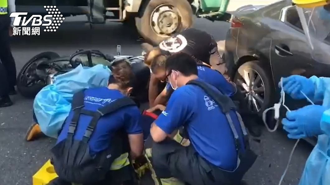 警消人員在現場為騎士急救。（圖／TVBS）