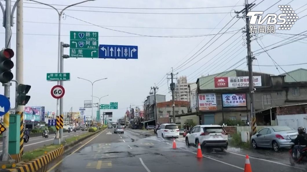 震不停!高雄水管破裂、路面變形 連傳4電梯受困
