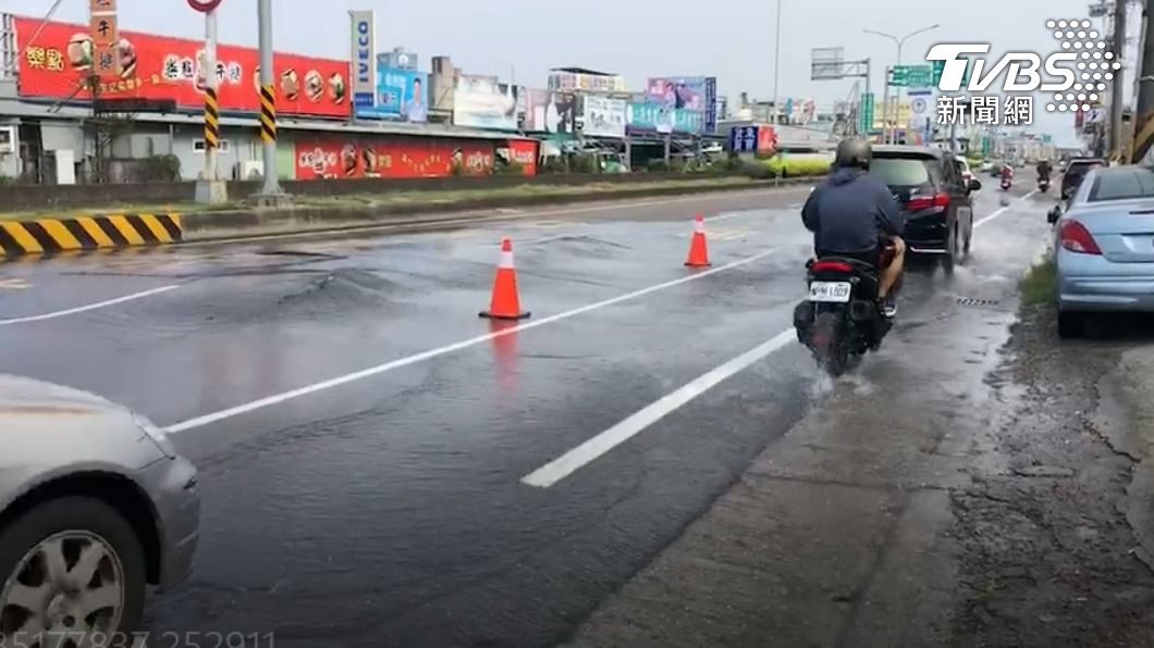 警察進行交管。(圖/TVBS)
