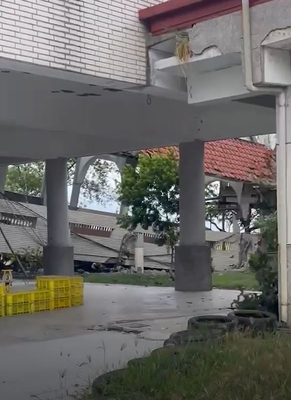 國小建築物倒塌。(圖/TVBS)