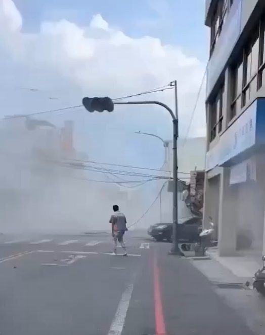 店員目睹樓塌瞬間。(圖/翻攝自記者爆料網)