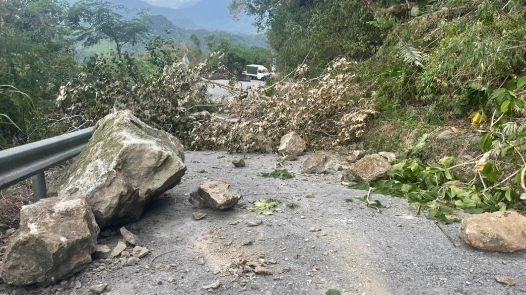 花蓮玉里六十石山的聯外道路也傳出遭落石跟土石掩埋,目前完全中斷。(圖/翻攝自 Kolas Yotaka臉書)