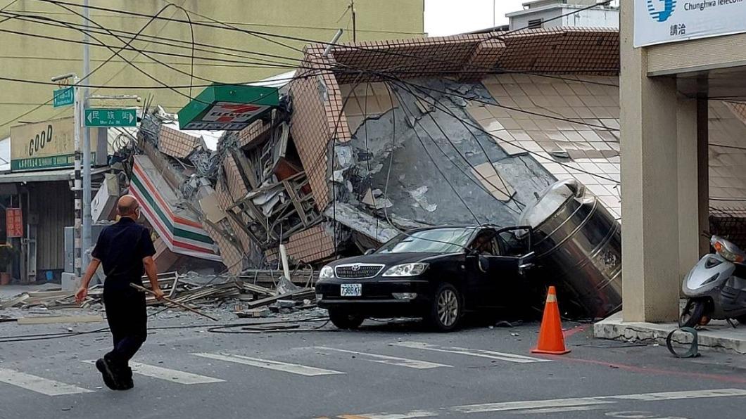 花蓮中山路房屋倒塌。（圖／翻攝自記者爆料網）