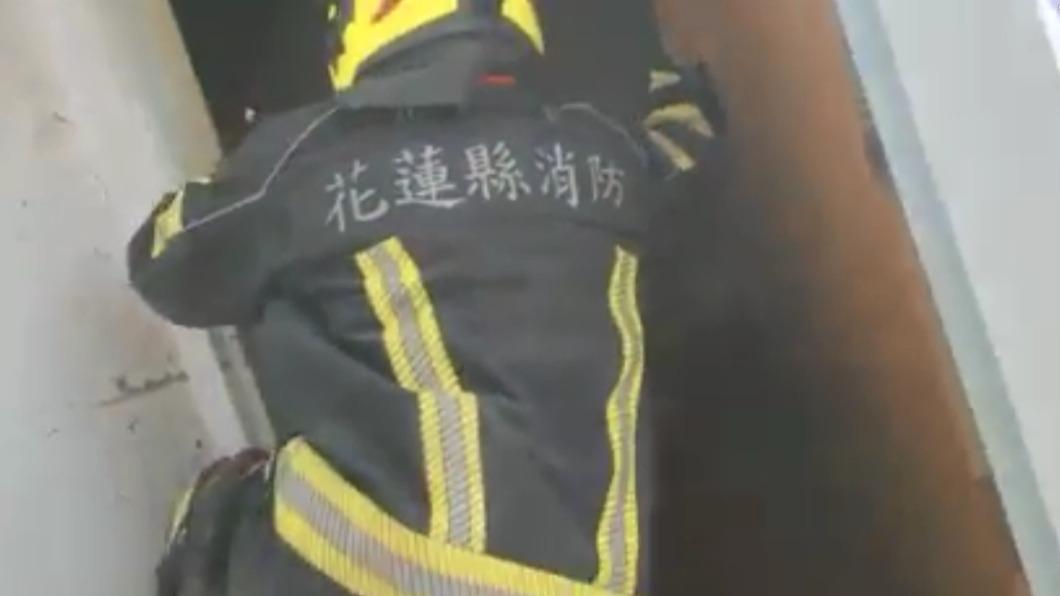 6.8強震震倒玉里民宅！消防員第一時間破門救援畫面曝