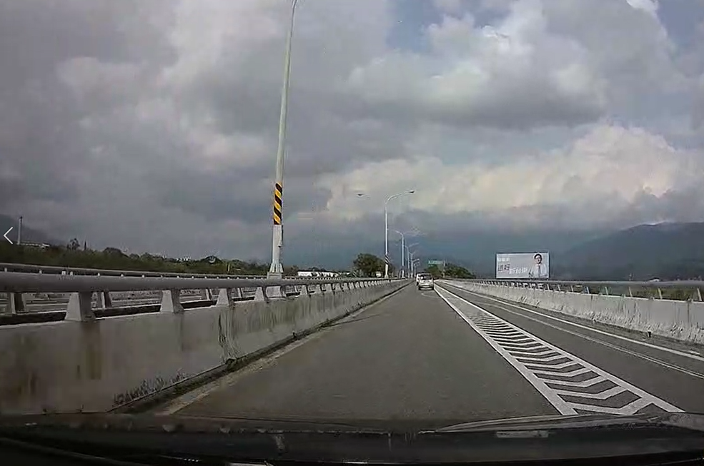 行車紀錄器拍下地震發生的瞬間。(圖/民眾提供)