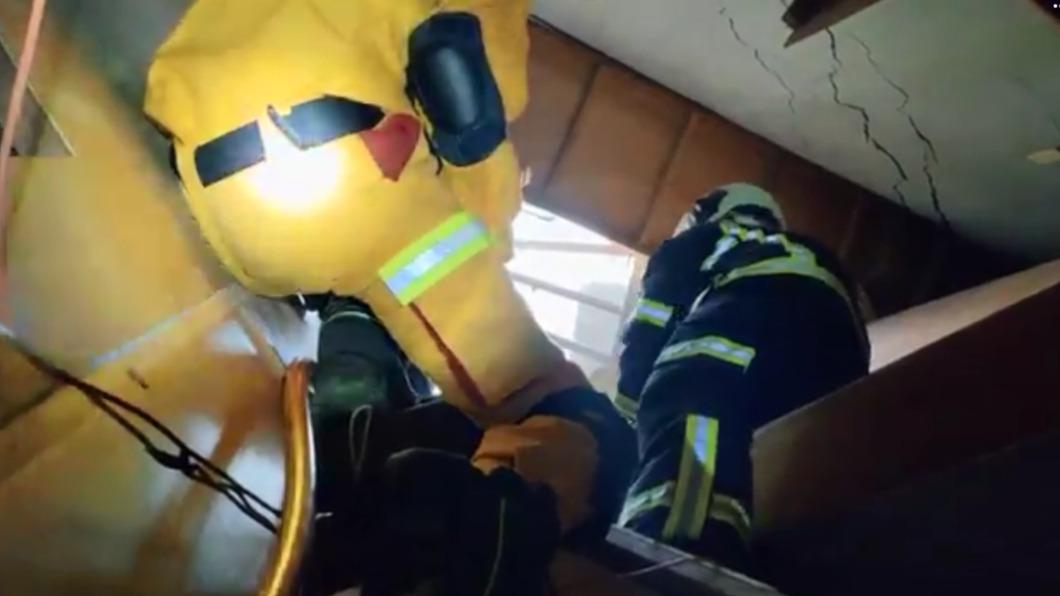 花蓮縣義消及警消人員在地震後馬上趕往現場。（圖／翻攝自＠顏勝裕 YEN SHENG-YU Facebook）