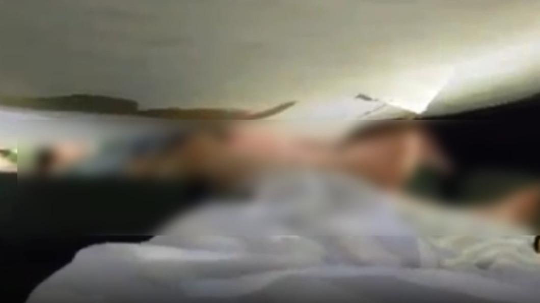 女子被壓在瓦礫堆下，警消人員不斷與她對話安撫情緒。（圖／翻攝自＠顏勝裕 YEN SHENG-YU Facebook）