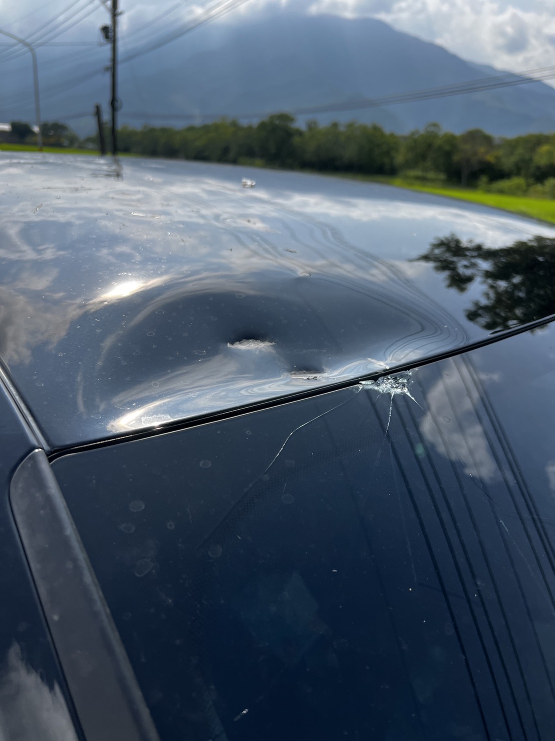 車頂板金凹陷、擋風玻璃碎裂。(圖/民眾提供)