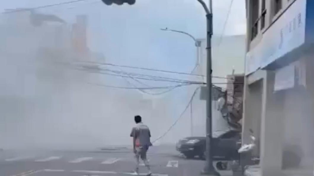 花蓮玉里鎮災情嚴重,中山民族路口建物倒塌。(圖/翻攝自記者爆料網)