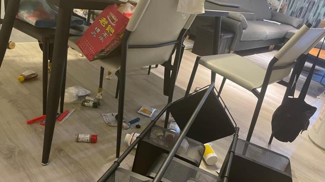 香蕉表示,家中物品因地震東倒西歪。(圖/翻攝自香蕉臉書)