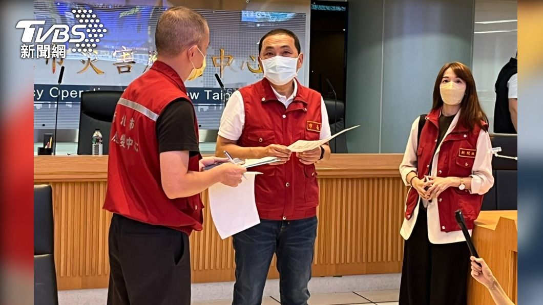 新北市長侯友宜至災害應變中心坐鎮。(圖/TVBS)