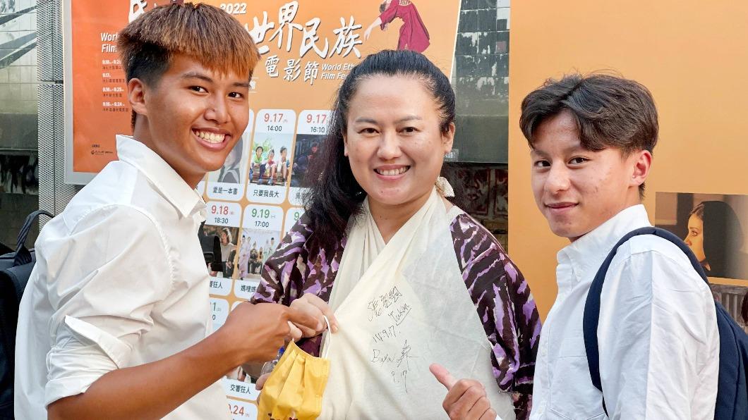 《哈勇家》導演出車禍! 左手臂骨折「打石膏」現身華山