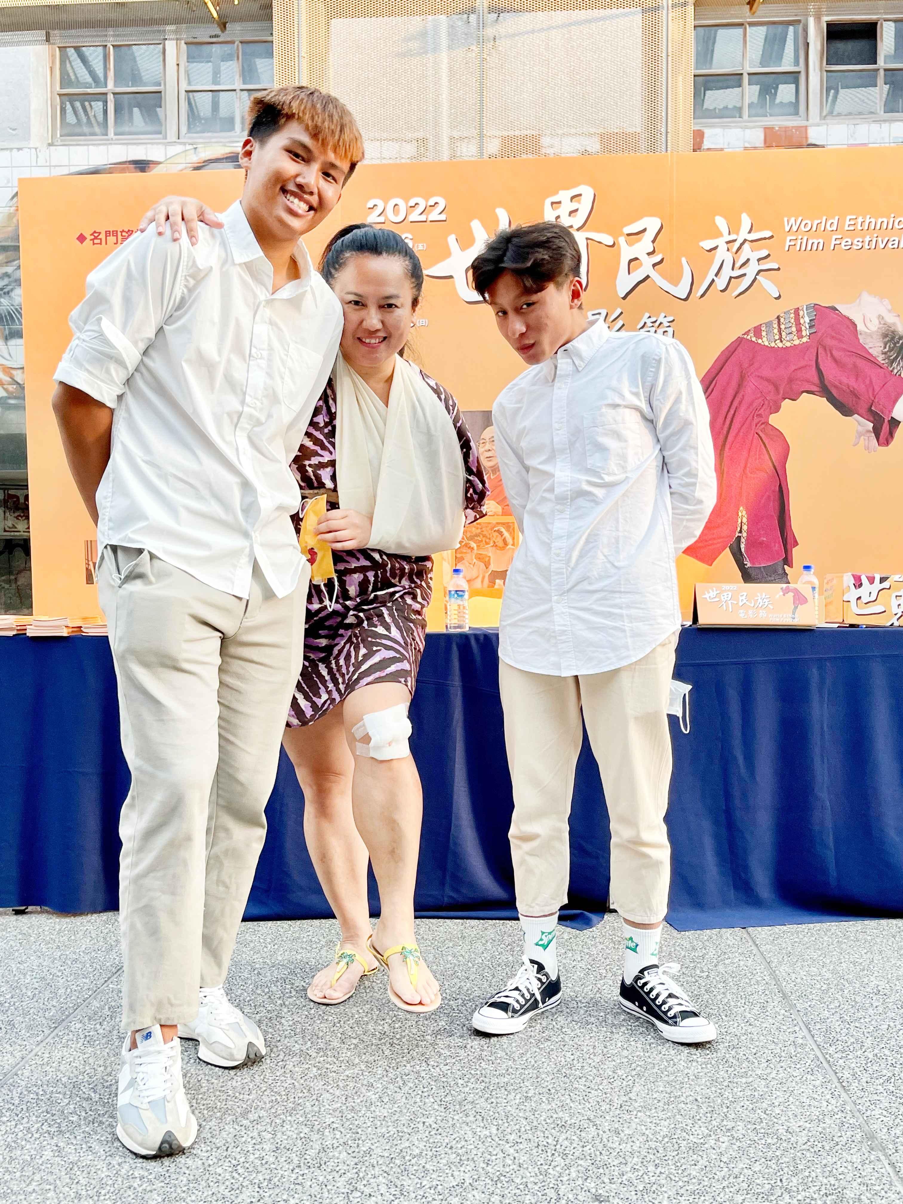 導演陳潔瑤(中)手裹紗布忍痛現身,與演員陳宇、張祖鈞分享。(圖/海鵬提供)