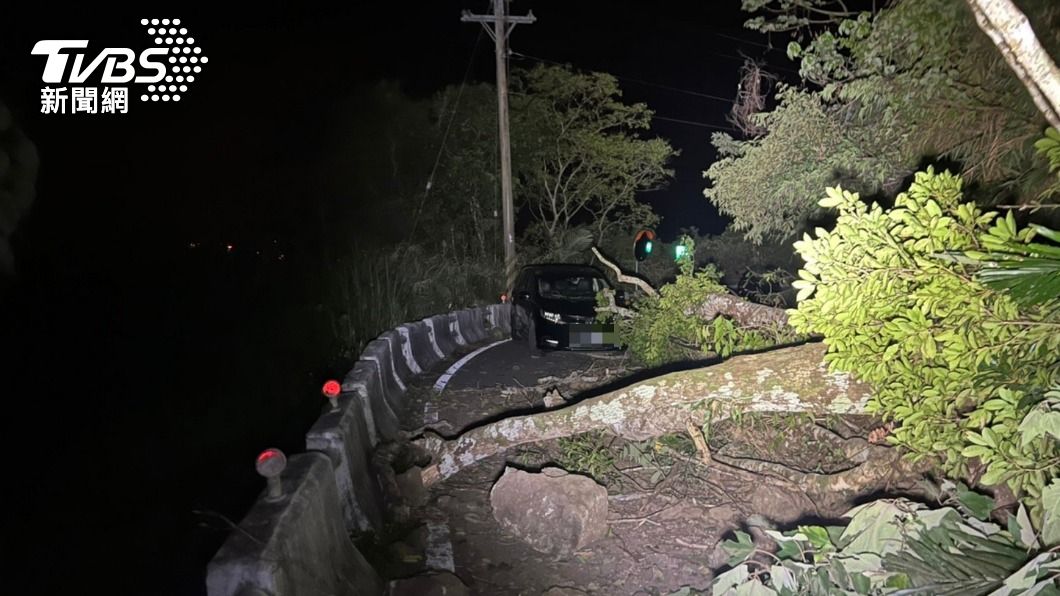 強震斷路!赤科山近400遊客受困 警消漏夜救援