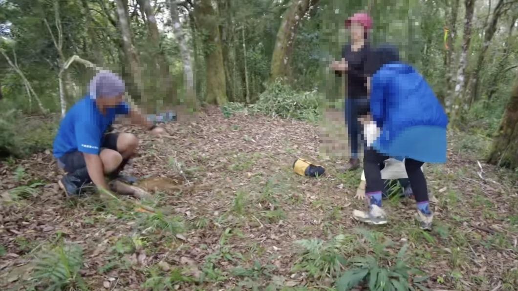 現場民眾站都站不穩直接坐下。（圖／翻攝自卓溪鄉登山協會 臉書）