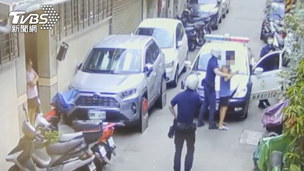 林男意圖破壞警車,當場被警員制止。(圖/TVBS)