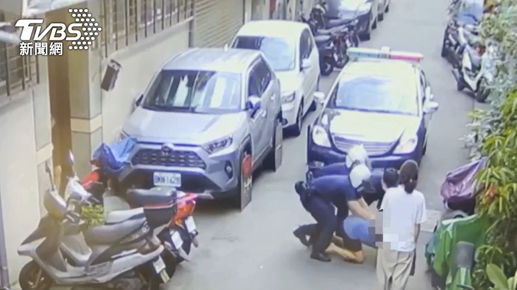 林男被警方壓制後強制送醫。(圖/TVBS)