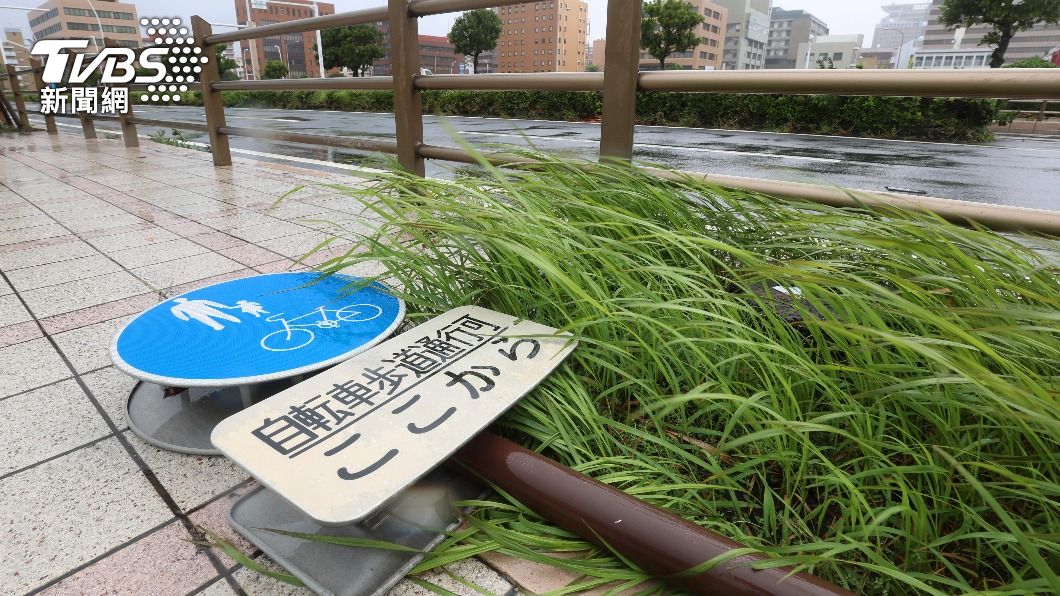 道路標示牌也因強勁風勢被吹倒。（圖／達志影像美聯社）