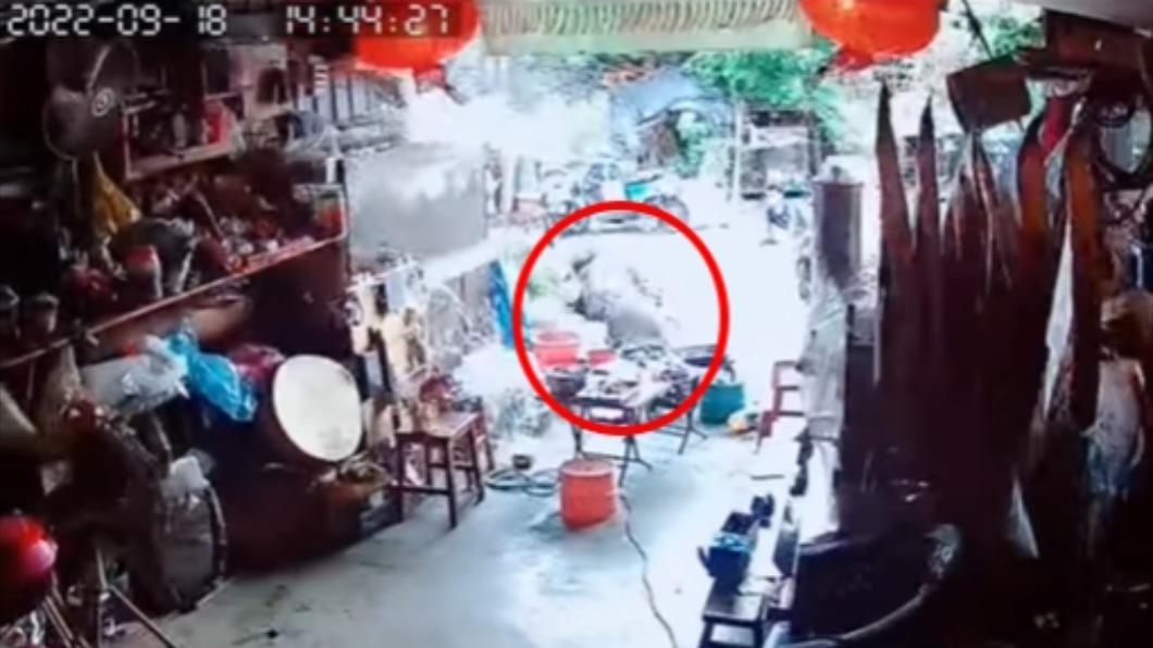 男子摔倒在地。(圖/翻攝自爆料公社)