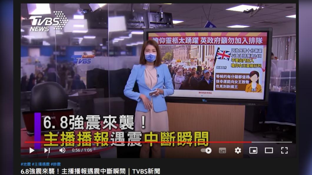 周祐萱強忍慌張,開始播報地震資訊。(圖/TVBS)