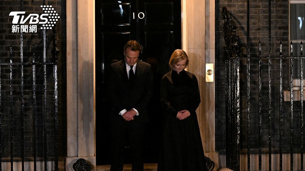 英國首相特拉斯與夫婿步出唐寧街十號為女王默哀。（圖／達志影像路透社）