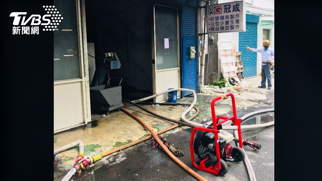 新莊模具工廠傳火警,警消半小時內撲滅火勢,未造成人員傷亡。(圖/TVBS)