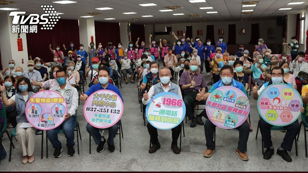 響應國際失智月 長輩與照顧者到西湖採柚