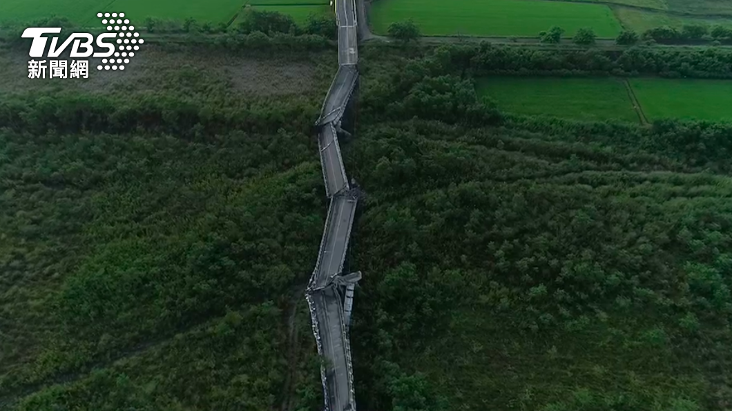 部分橋樑因為地震而扭曲毀壞。（圖／TVBS）