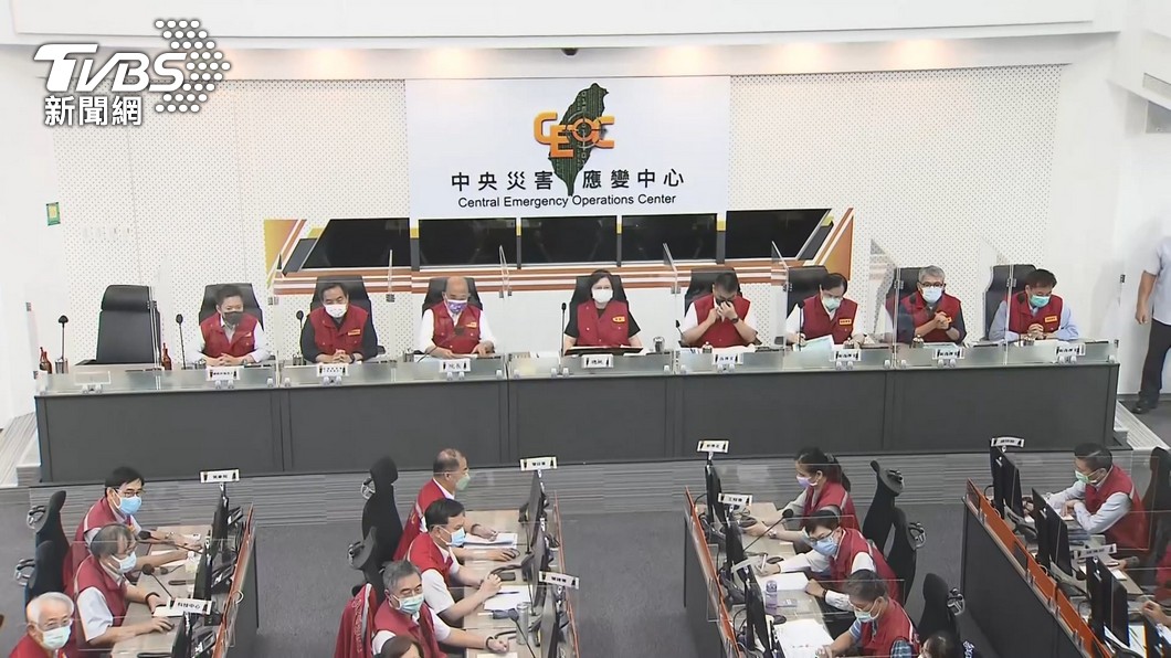 蔡英文昨(18)日晚間視察中央災害應變中心。(圖/TVBS)