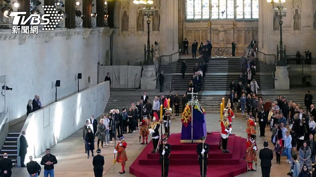 大批民眾排隊前往西敏廳(Westminster Hall),瞻仰日前逝世的英國女王伊麗莎白二世(Queen Elizabeth II)。(圖/達志影像美聯社)