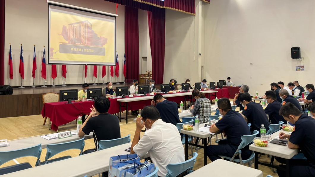 新北地檢署檢察長率隊赴蘆洲分局召開查賄座談。(圖/TVBS)