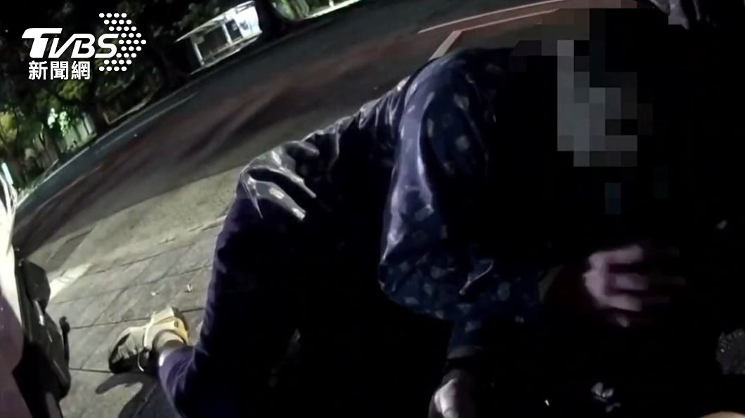 自投羅網!男酒駕返家卻醉倒分局 警不費吹灰之力逮人