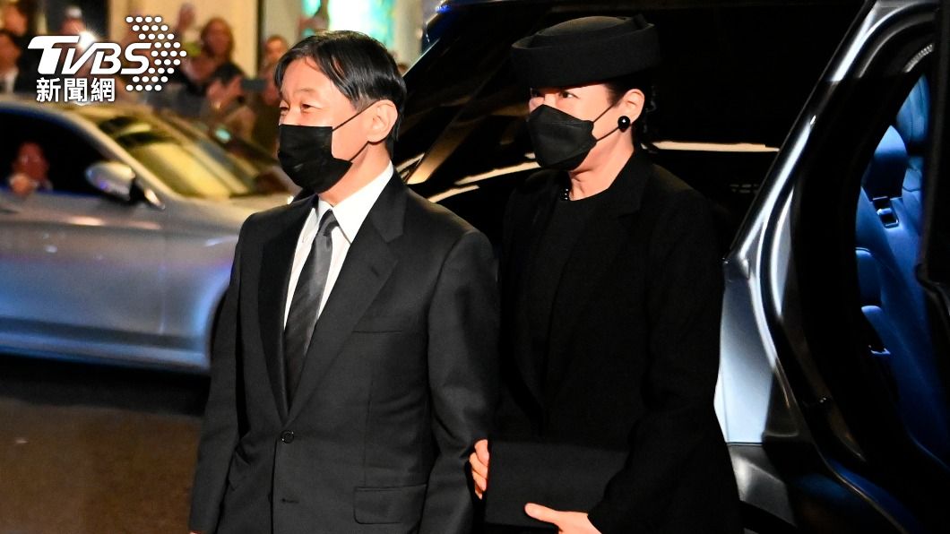 日本天皇夫婦在英國特別配戴黑色口罩。(圖/達志影像美聯社)