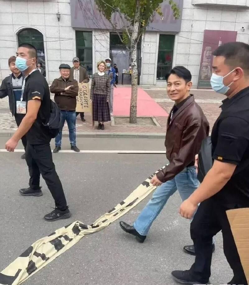 劉德華被拍成十分謎樣五五身的比例。(圖/翻攝自新浪娛樂微博)