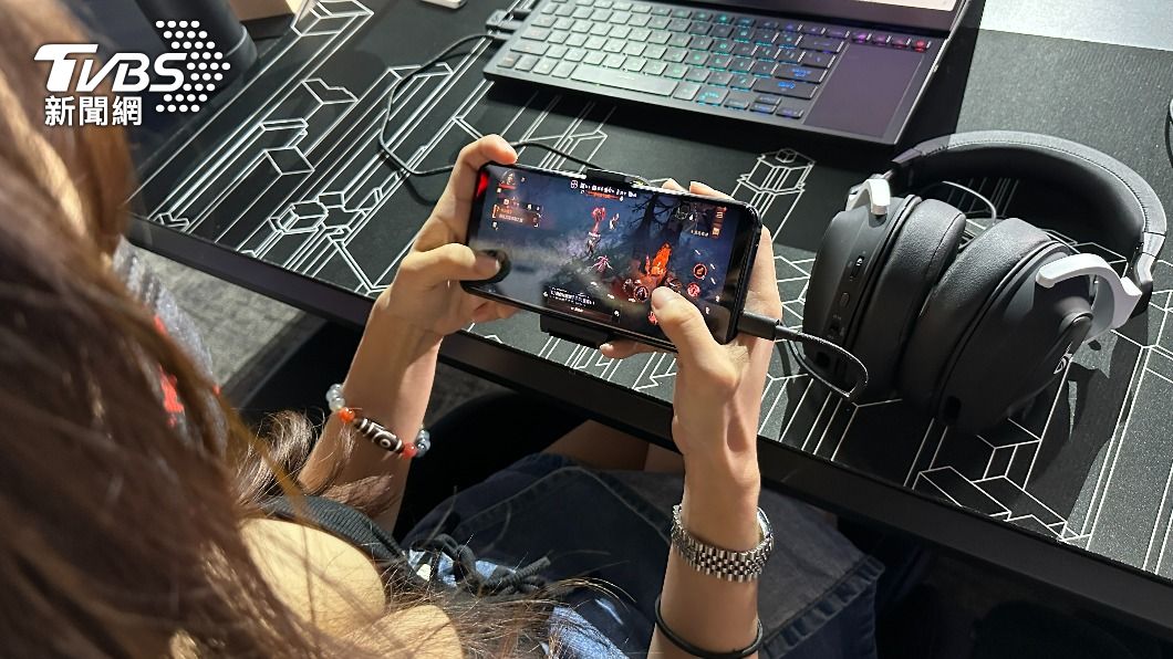 ROG Phone 6D系列採用聯發科天璣9000+。(圖/葉韋辰攝)