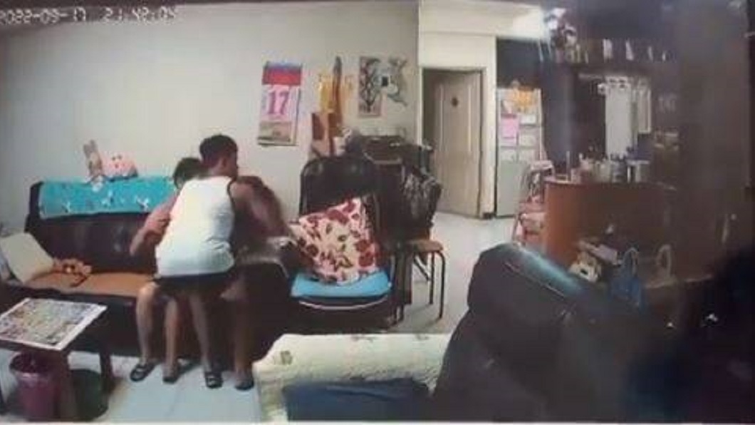 地震狂晃!弟化身「人肉盾牌」護嬤 11萬人讚:真男人