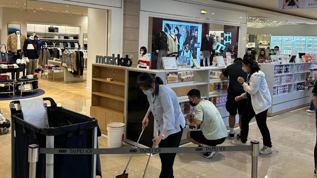 台北101天花板突噴水!櫃位、地板全濕 業者急回應