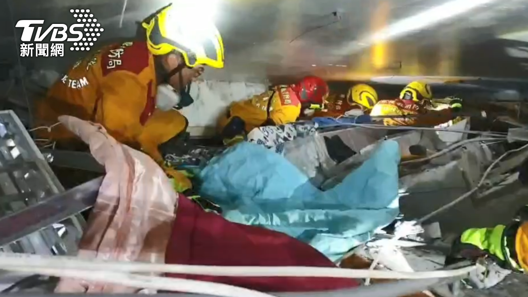 瓦礫堆傳出小孩哭聲!餘震不斷隨時會塌 驚險救援視角曝