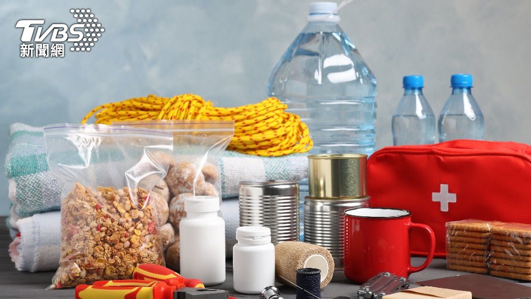 水與乾糧是避難時必備物品。(示意圖/shutterstock達志影像)