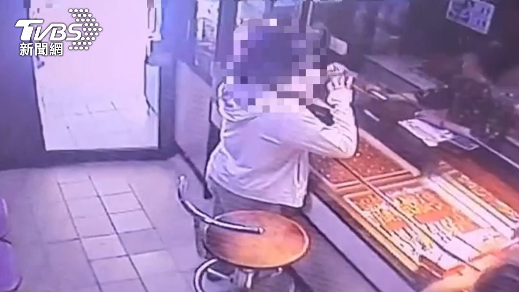 持假鈔買金飾被抓包 女搶金戒指逃亡40分鐘落網