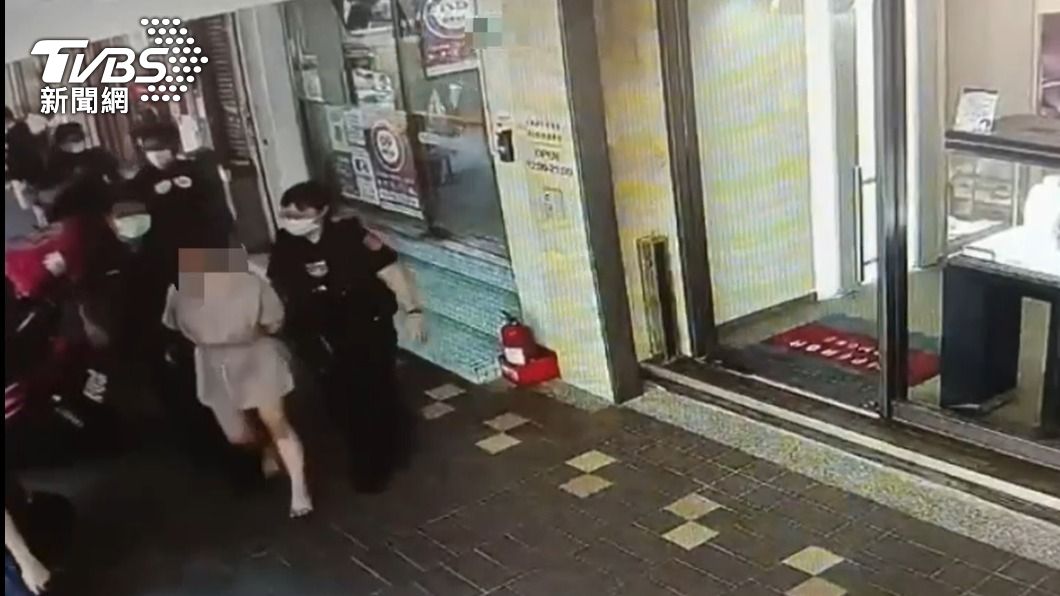 警方40分鐘後逮捕行搶的王女。（圖／TVBS）