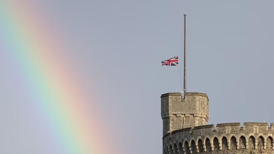 彩虹劃過女王最愛的住所溫莎城堡(Windsor Castle)。(圖/翻攝自每日郵報)