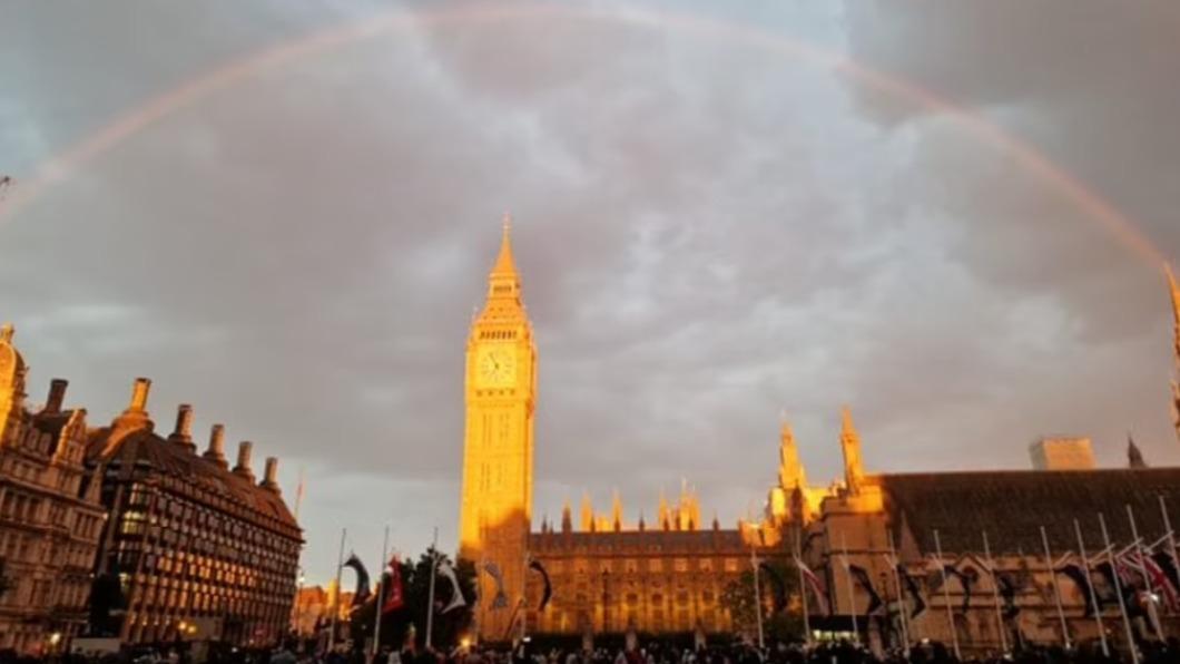 彩虹出現在大笨鐘(Big Ben)上空,碰巧其在2012年為紀念女王登基60周年而更名為伊麗莎白塔(Elizabeth Tower)。(圖/翻攝自每日郵報)