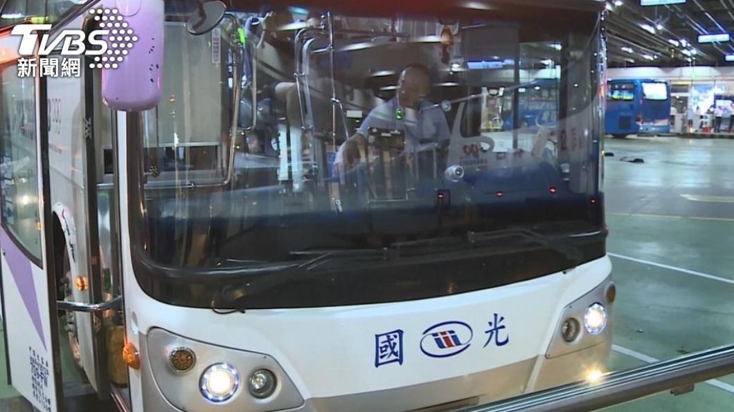 日前有一對男女拿出自錄影片向國光客運要求開除該公司司機。(圖/TVBS)