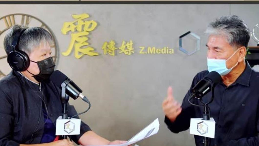 李鴻源(右)在節目《新聞不芹菜》上發表對八德運動中心坍塌的看法。(圖/翻攝自震傳媒直播畫面)