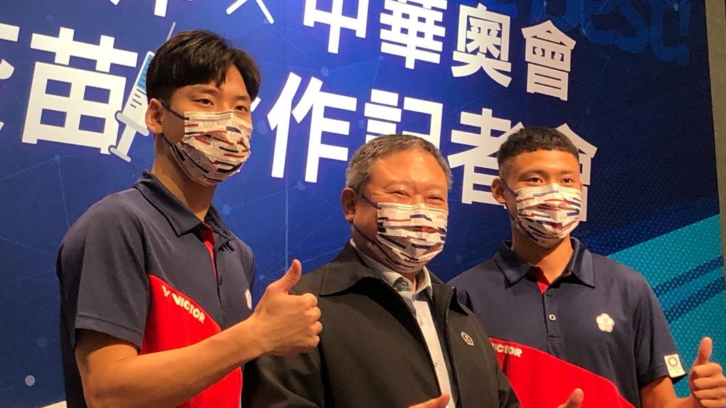 中華隊選手湯智鈞和王冠閎親自出席,呼籲民眾面對雙疫夾擊的疫情威脅。(圖/TVBS)
