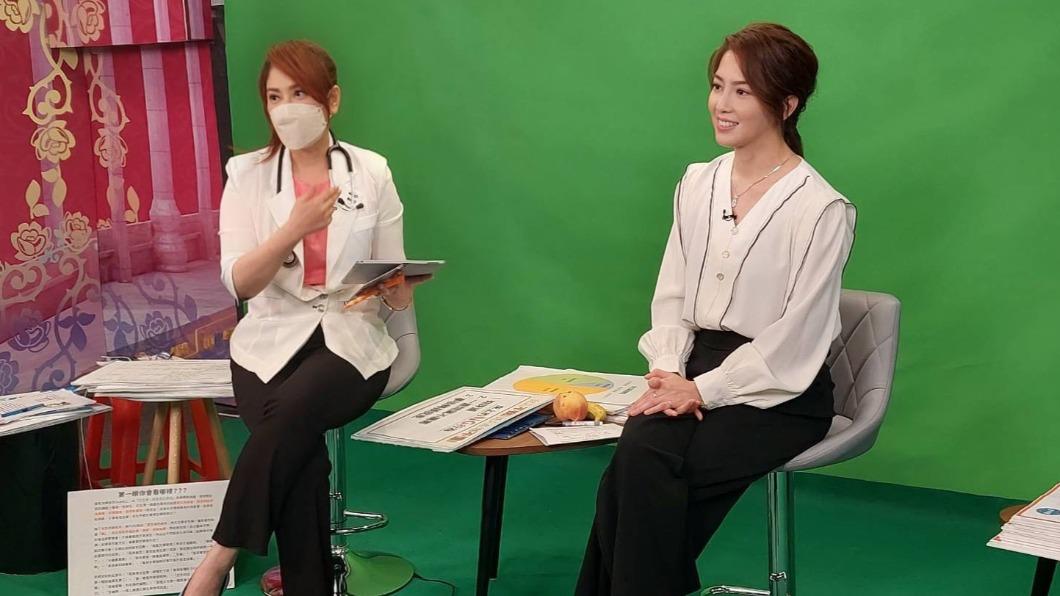 薛楷莉(左)和許藍方一起錄影。(圖/中天提供)