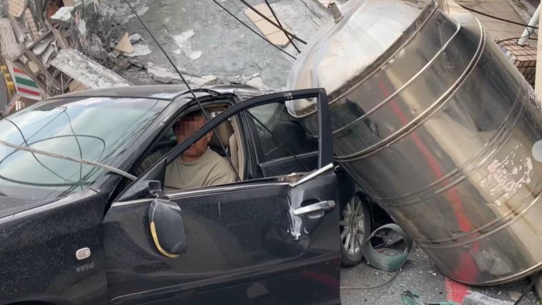 轎車被建築物殘骸壓住,整個後座都被壓扁,嚇得他不敢動。(圖/翻攝自顏勝裕臉書)